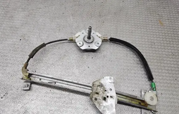 Rear door manual window regulator