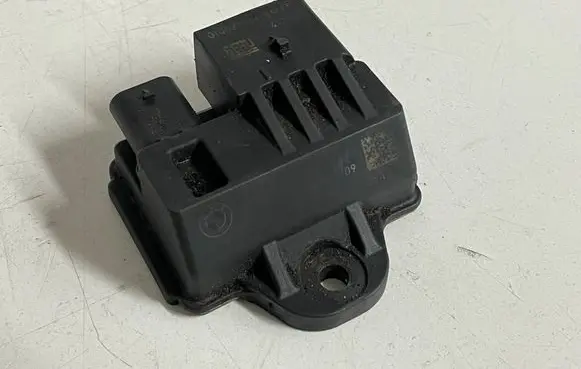 BMW 5 F10 F11 Glow plug pre-heat relay 781085603