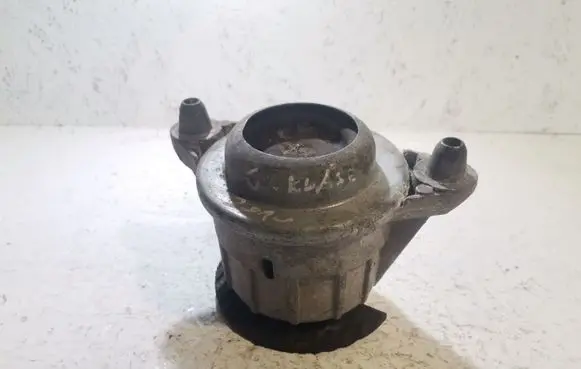 Mercedes-Benz C AMG W204 Engine mount bracket A2042400117