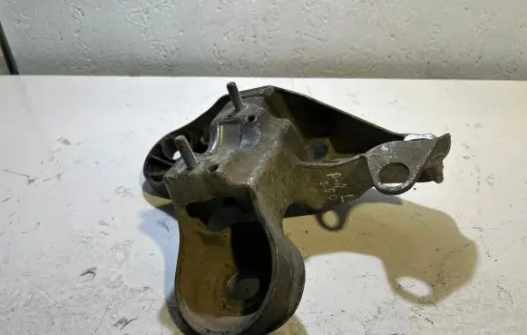 Audi A6 S6 C5 4B Engine mounting bracket 8E0199351