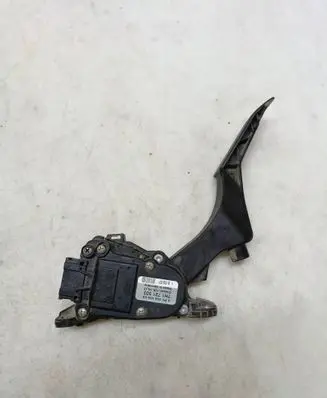 Accelerator throttle pedal