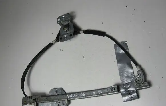 Rear door manual window regulator