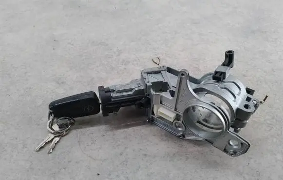 Opel Zafira B Ignition lock 2421430