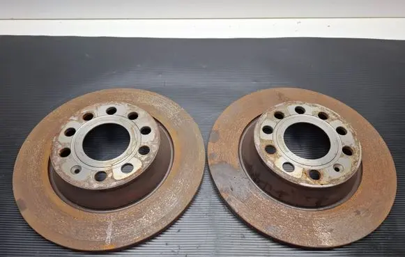 Volkswagen PASSAT B7 Rear brake disc 