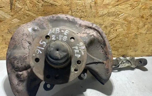 Mercedes-Benz E W210 Front wheel hub 2102301