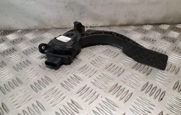 Accelerator throttle pedal