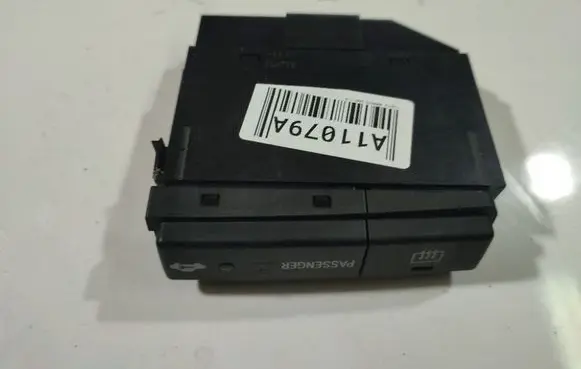 Toyota Avensis T250 Windscreen/window heater switch 8479005130C