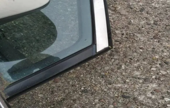 Toyota Avensis T270 Front door vent window glass four-door 