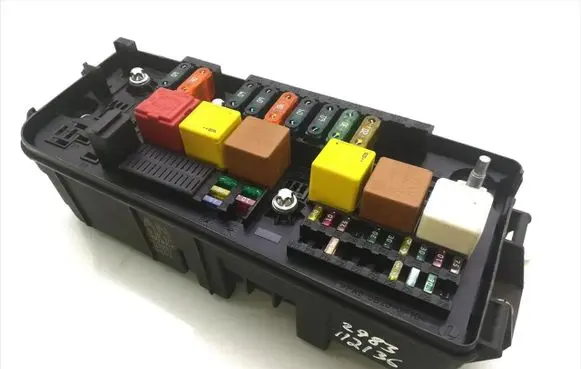 Opel Vectra C Fuse module 13112921 519036016