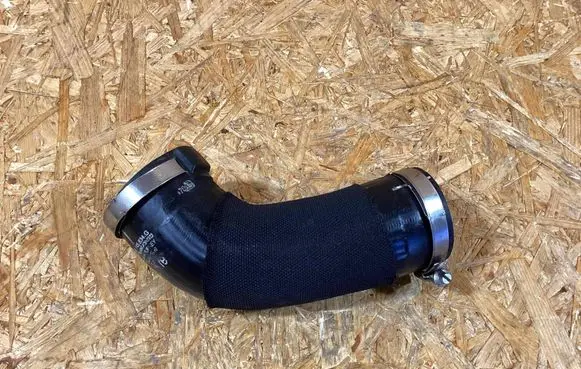 Porsche Macan (95B) Intercooler pipe mounting bracket 95b145834g