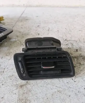 Volkswagen PASSAT B6 Dashboard side air vent grill/cover trim