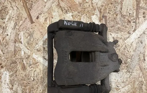 Nissan Note (E11) Front brake caliper
