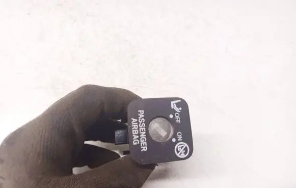 Toyota RAV 4 (XA30) Passenger airbag on/off switch 