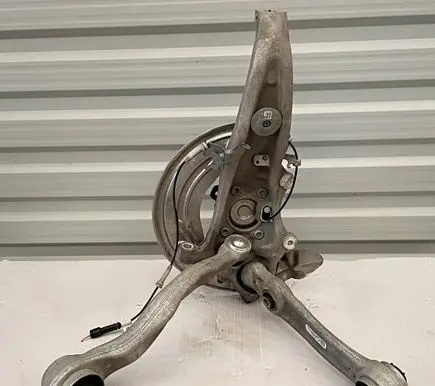 BMW 5 G30 G31 G38 Front wheel hub spindle knuckle 6884384
