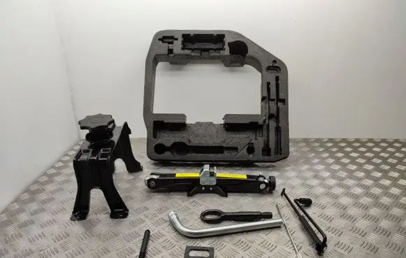 Audi A4 S4 B8 8K Tool set 8T0012109A 8K0802715A