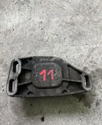Volkswagen PASSAT B5 Engine mounting bracket 8D0199335C