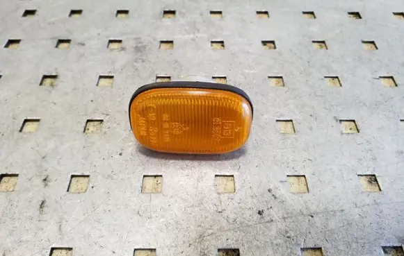 Toyota RAV 4 (XA20) Front fender indicator light E13013047