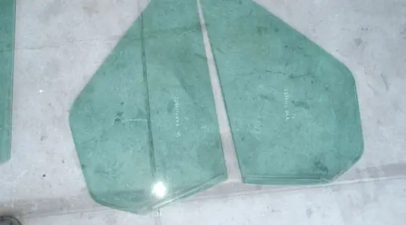 Ford Transit Sliding door window/glass 1818987