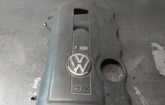 Volkswagen PASSAT B5 Engine cover (trim) 058103724F 058103724D