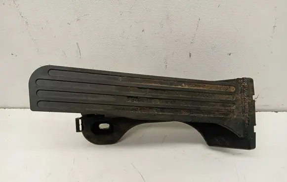 Accelerator throttle pedal