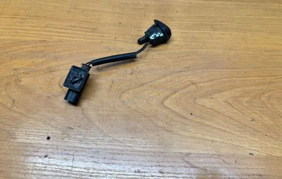 BMW 5 E60 E61 Windshield washer spray nozzle 7132969