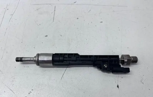 BMW X3 F25 Fuel injector 7597870