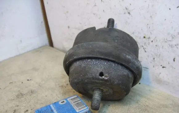 Citroen Berlingo Engine mount bracket