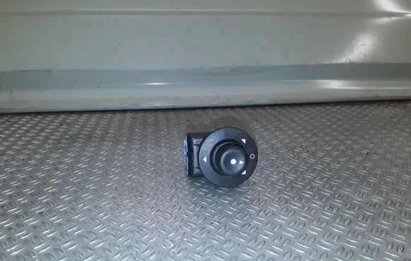 Peugeot 1007 Wing mirror switch