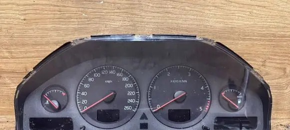Volvo V70 Speedometer (instrument cluster) 8637996 8602474