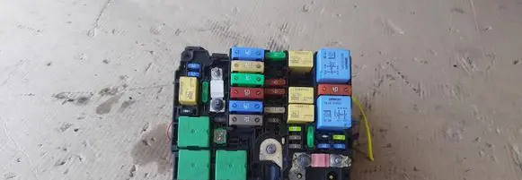 Opel Vivaro Fuse box set 9808959080