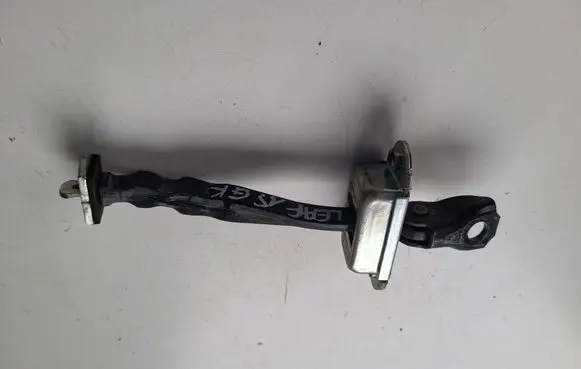 Nissan Leaf I (ZE0) Rear door check strap stopper