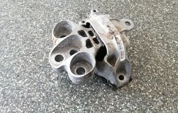 Opel Mokka Engine mount bracket 573AYD000
