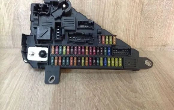 BMW 5 E60 E61 Fuse module 6906619