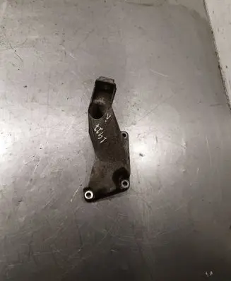 Audi A4 S4 B7 8E 8H Engine mounting bracket 8e0199307