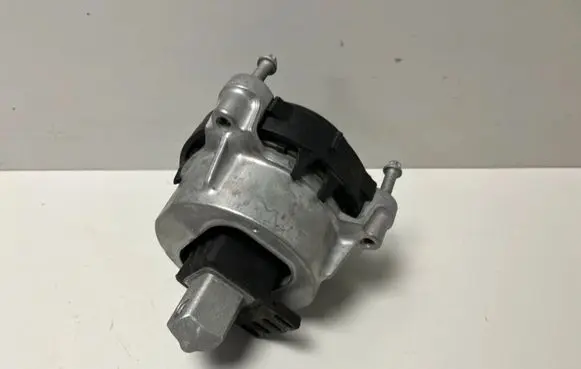 BMW 5 G30 G31 G38 Engine mount bracket 6860495