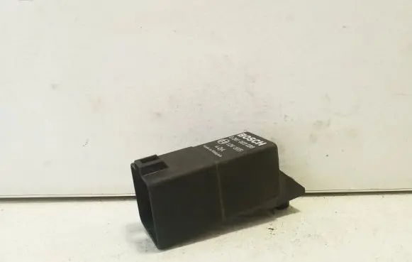 Volkswagen PASSAT B6 Glow plug pre-heat relay 038907281