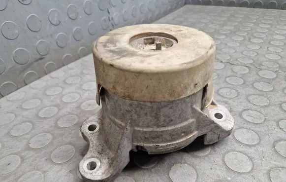 Engine mount bracket