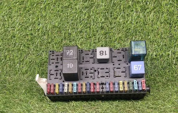 Volkswagen PASSAT B3 Fuse module 357937039