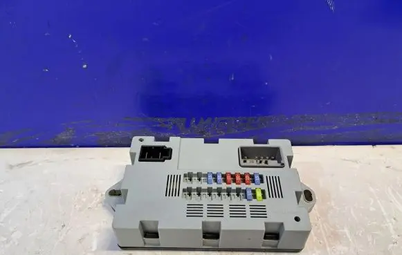 Jaguar XE Fuse module CPLA14Q073AA SW71739084