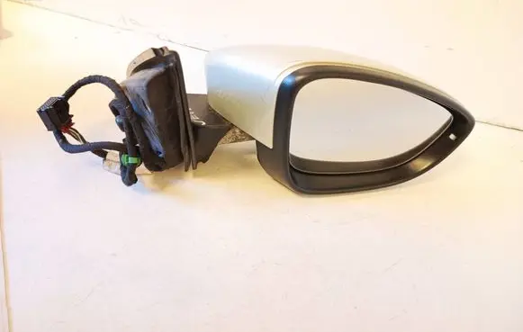Volkswagen Jetta VI Front door electric wing mirror E1012522