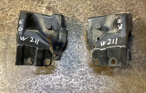 Mercedes-Benz E W211 Headlight/headlamp mounting bracket