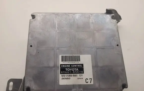 Toyota Avensis T250 Engine control unit/module 8966105C70 MB1758008681 17580086811