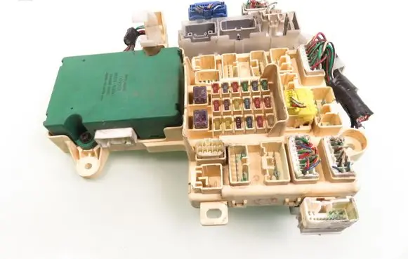 Lexus IS 200-300 Central body control module 2440000060 8922153030