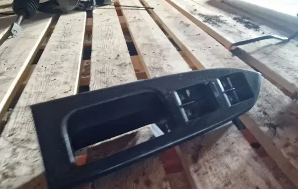 Volkswagen Touran I Electric window control switch