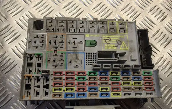 Opel Zafira A Fuse module 24412497