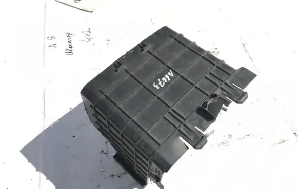 Volkswagen PASSAT B6 Battery box tray 1k0915335