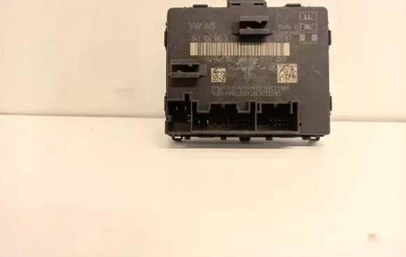Volkswagen Tiguan Door control unit/module 8W1959595D