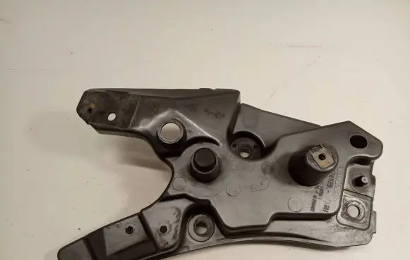 Volvo XC60 Fender mounting bracket 31424579