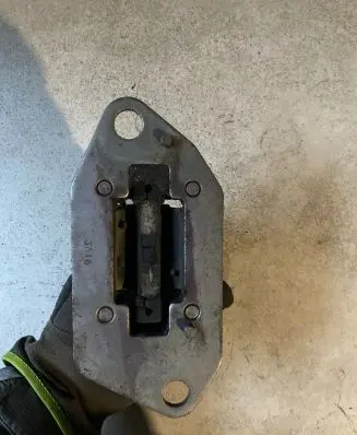 Volvo XC70 Engine mount bracket 9492872