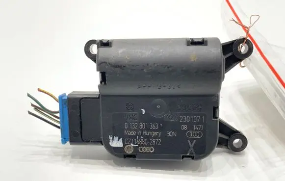 Volkswagen PASSAT B6 Air flap motor/actuator 0132801363
